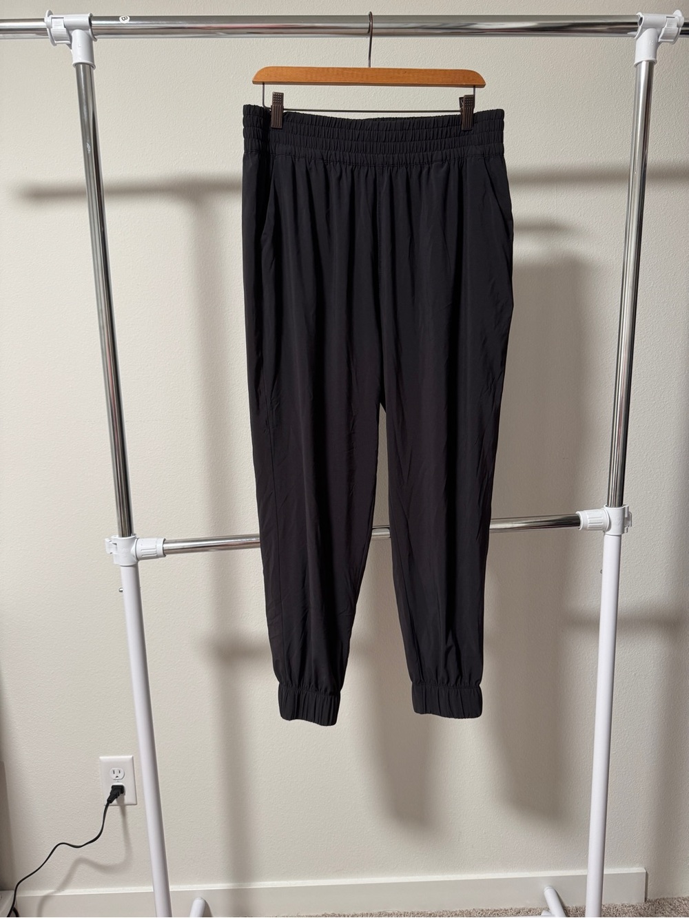 Vuori Women’s Black Villa Jogger pants  XL VW493